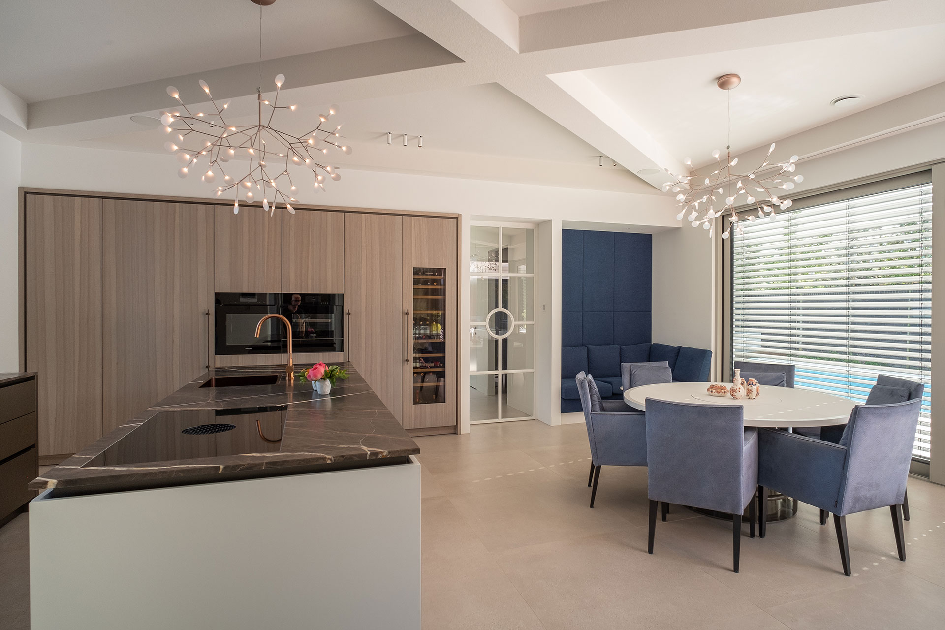 Naadloos-akoestisch-plafond-Russt-eetkamer-keuken Een naadloos akoestisch plafond in eetkamer van luxe villa.