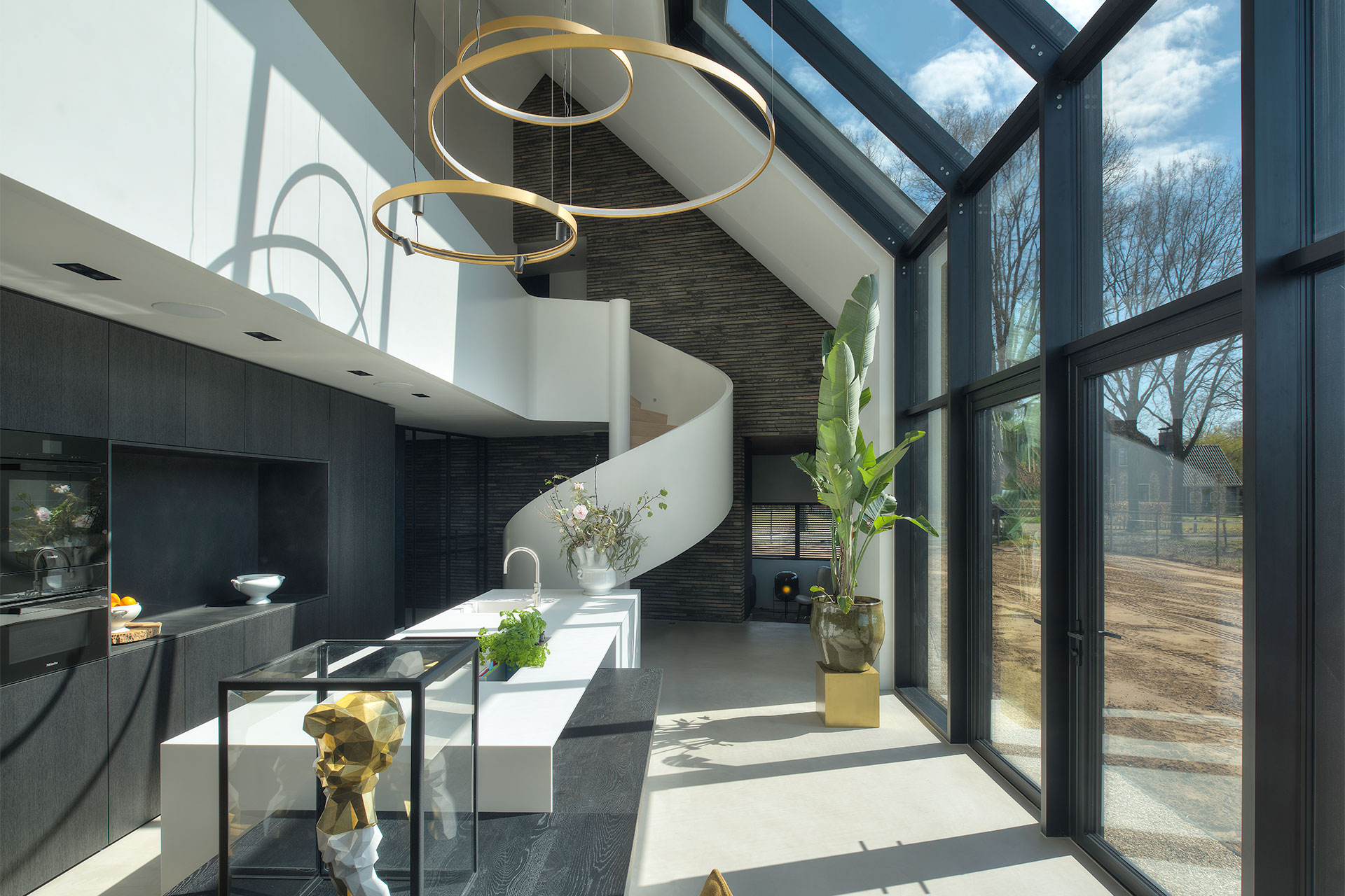 Naadloos-akoestisch-plafond-Russt-vide-villa Luxe villa met naadloos akoestisch plafond in keuken met vide.