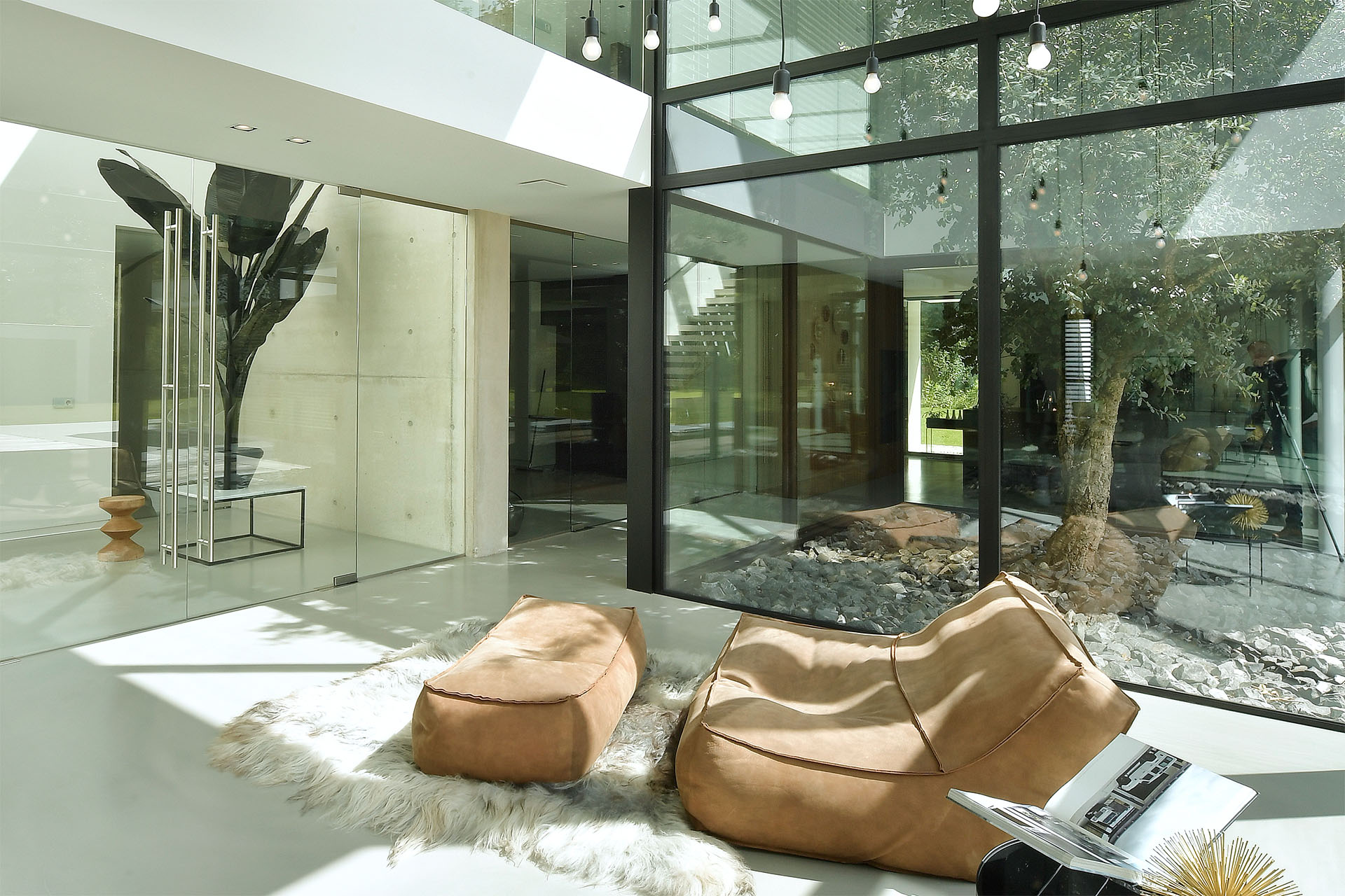 Akoestiek-verbeteren-moderne-villa-hoog-plafond Verbeterde akoestiek in moderne villa door naadloos akoestische plafond van Russt.