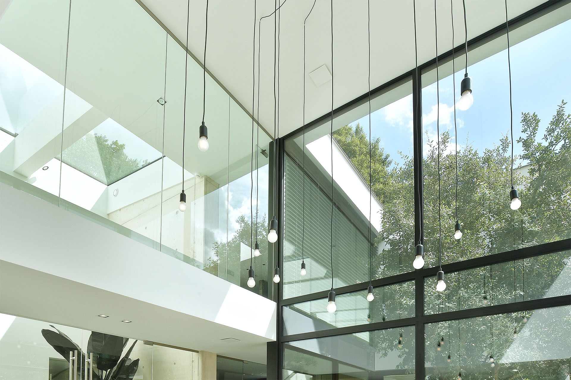Modern-villa-met-akoestisch-plafond-Russt Naadloos akoestische plafonds in moderne villa met hoog plafond.