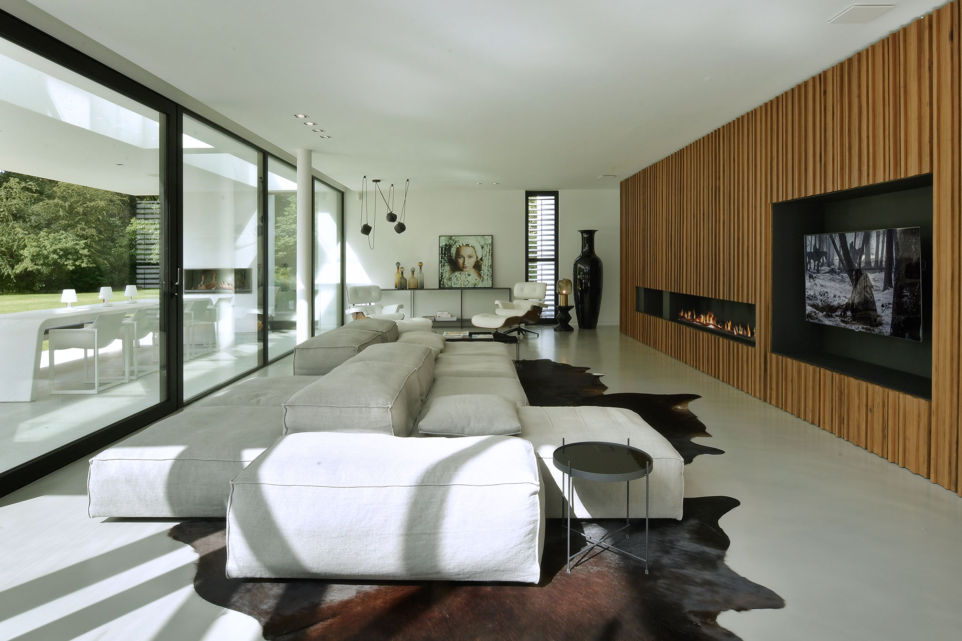 Russt-plafond-akoestiek-woonkamer-moderne-woning Moderne woning met akoestisch plafond.
