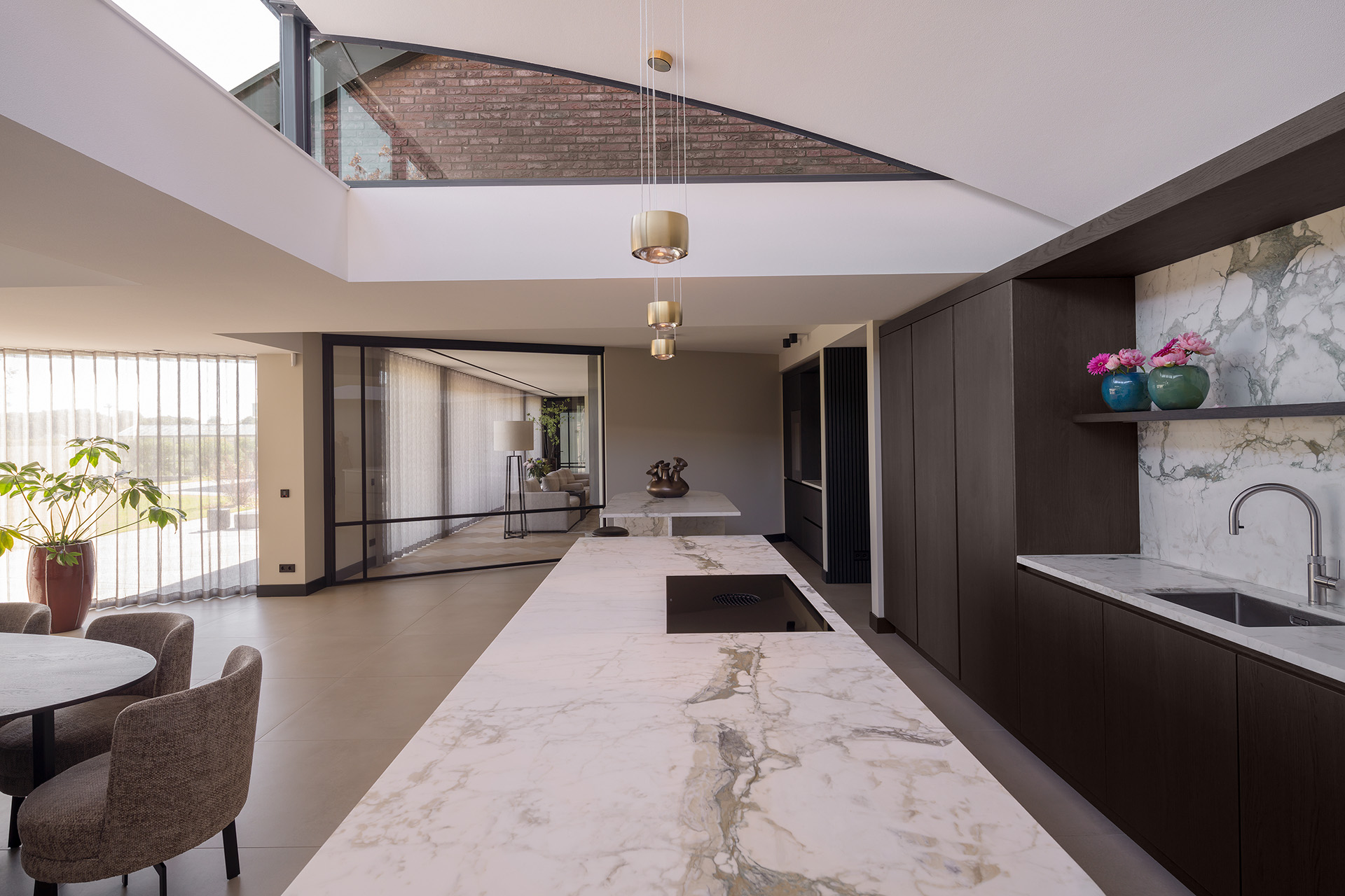 Russt-plafond-akoestische-oplossing-villa-zwembad Naadloos akoestisch plafond in keuken met vide.