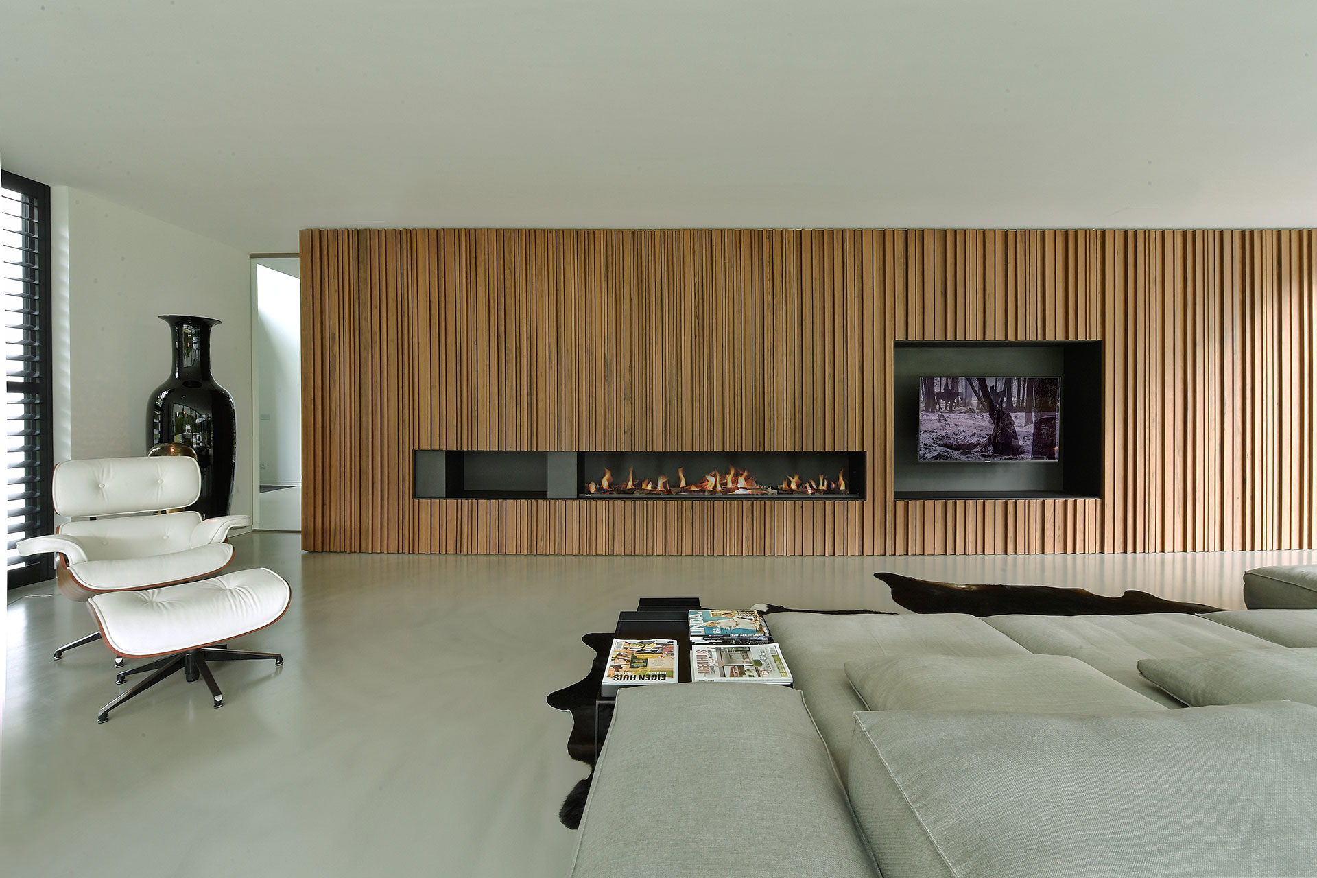 Russt-plafond-akoestiek-verbeteren-woonkamer-villa Naadloos akoestisch plafond in woonkamer van moderne villa.