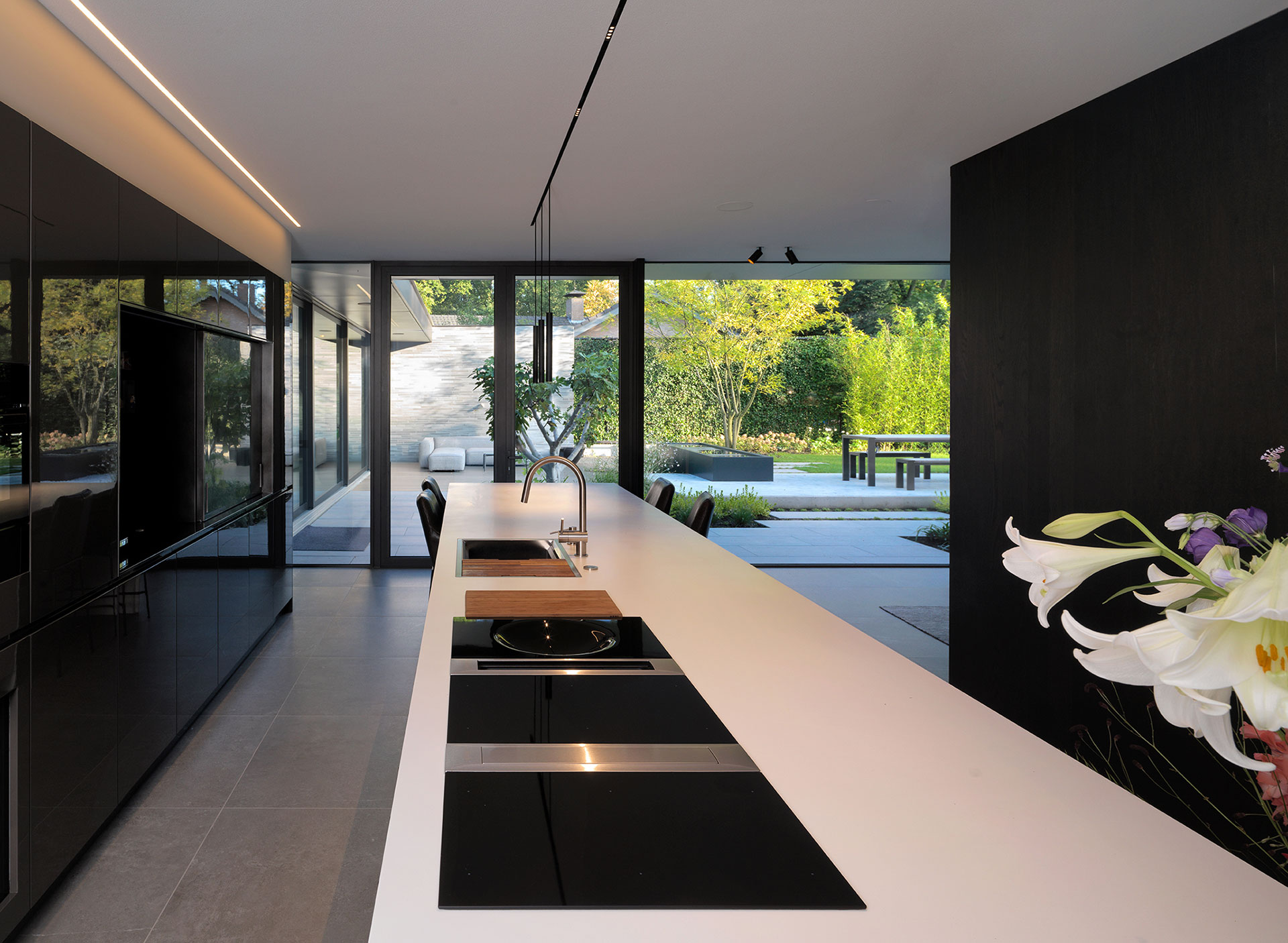 Naadloos-akoestisch-plafond-villa-Russt-plafonds Luxe villa met naadloos akoestisch plafonds in keuken.