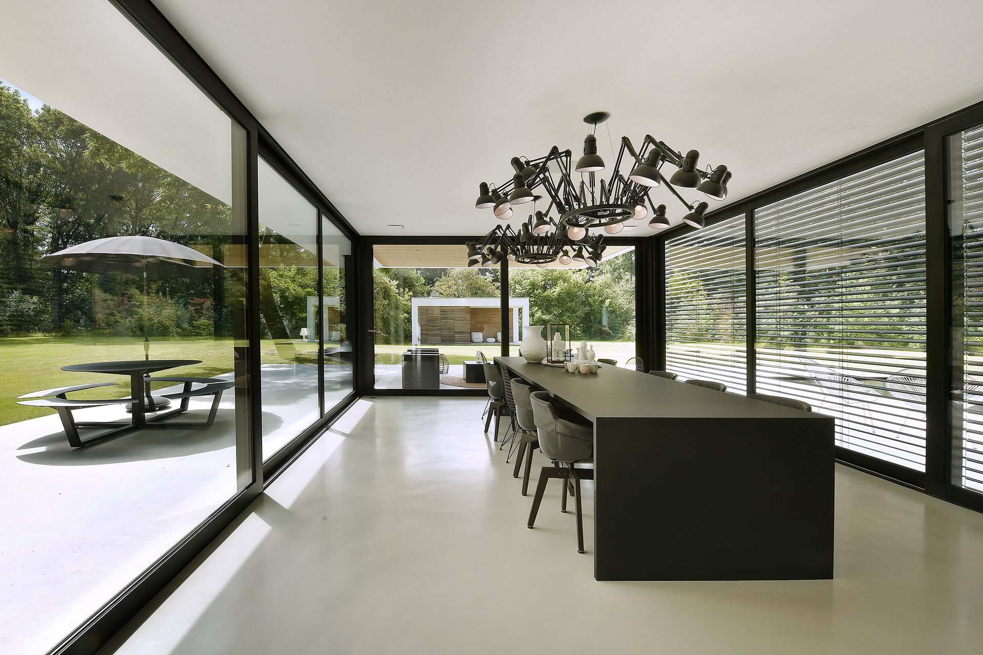 Akoestisch-plafond-eetkamer-moderne-villa-Russt Een naadloos akoestisch plafond van Russt in eetkamer van moderne villa met hoog plafond.