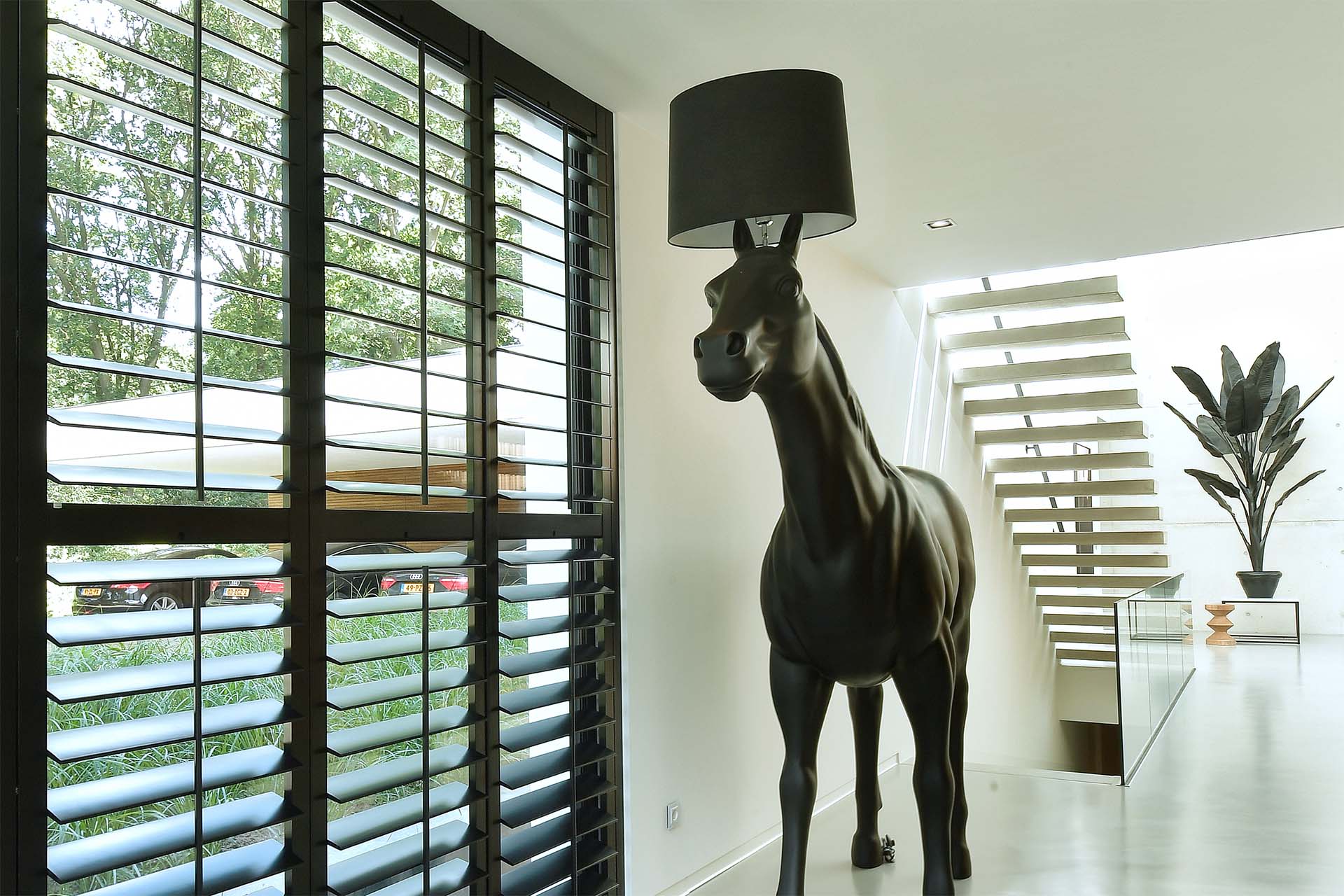Russt-naadloos-akoestisch-plafond-in-moderne-villa Een naadloos akoestische oplossing van Russt in een moderne villa met hoog plafond