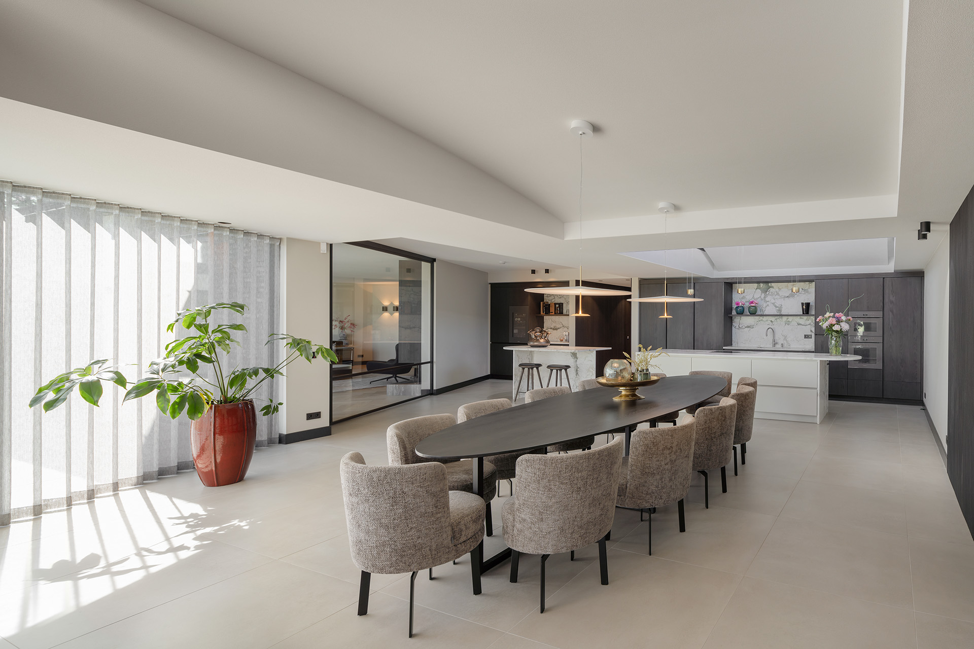 Russt-akoestisch-platfond-eetkamer-luxe-villa Akoestische Russt plafonds in eetkamer van luxe villa.
