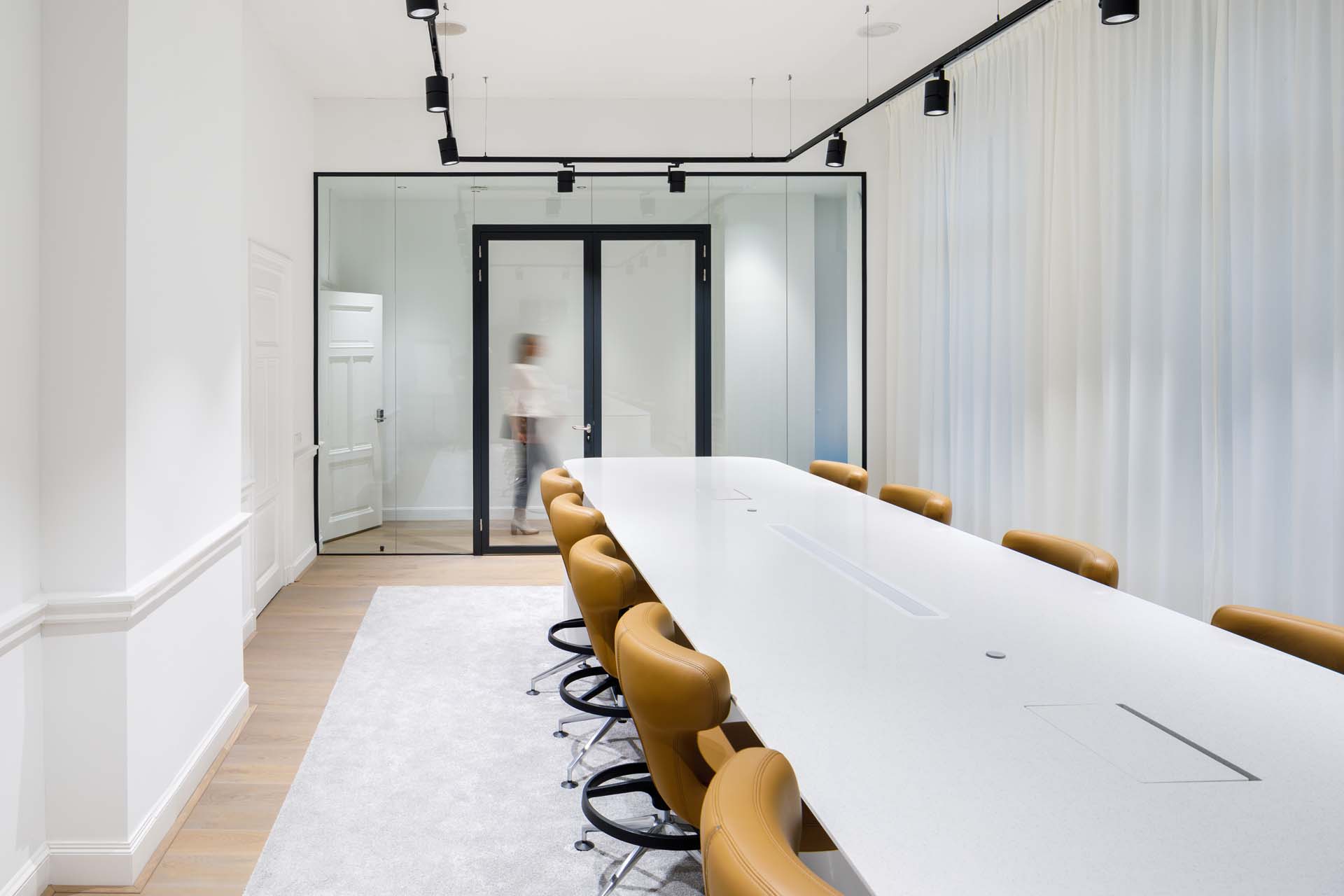 Russt-naadloos-akoestisch-plafond-vergaderzaal Akoestische oplossing in vergaderruimte