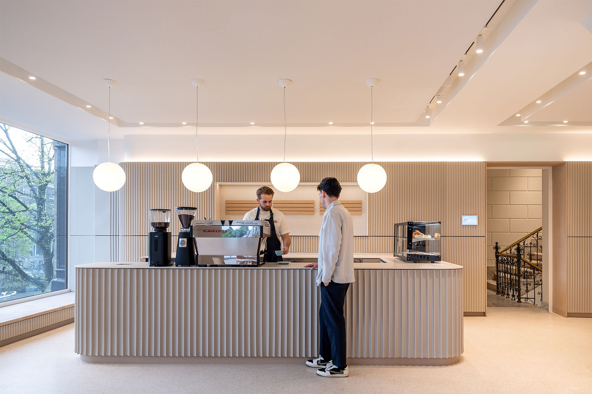 Russt-plafond-horeca-cafe-akoestiek Naadloos akoestisch plafond in koffiebar.