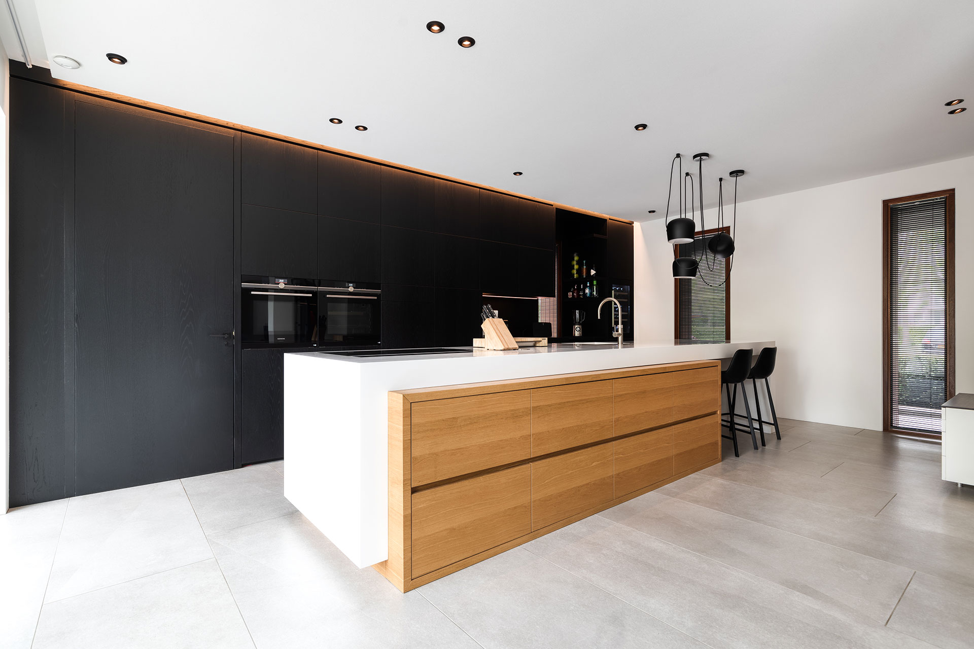 Russt-plafond-akoestisch-plafond-keuken Naadloos akoestisch plafond in keuken van moderne villa.