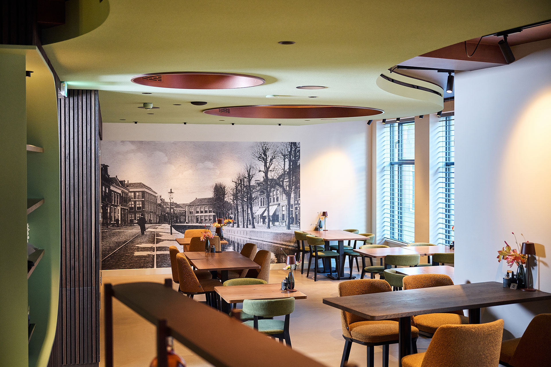 Akoestisch-plafond-op-maat-Russt Op maat gemaakt naadloos akoestisch plafond in horecagelegenheid
