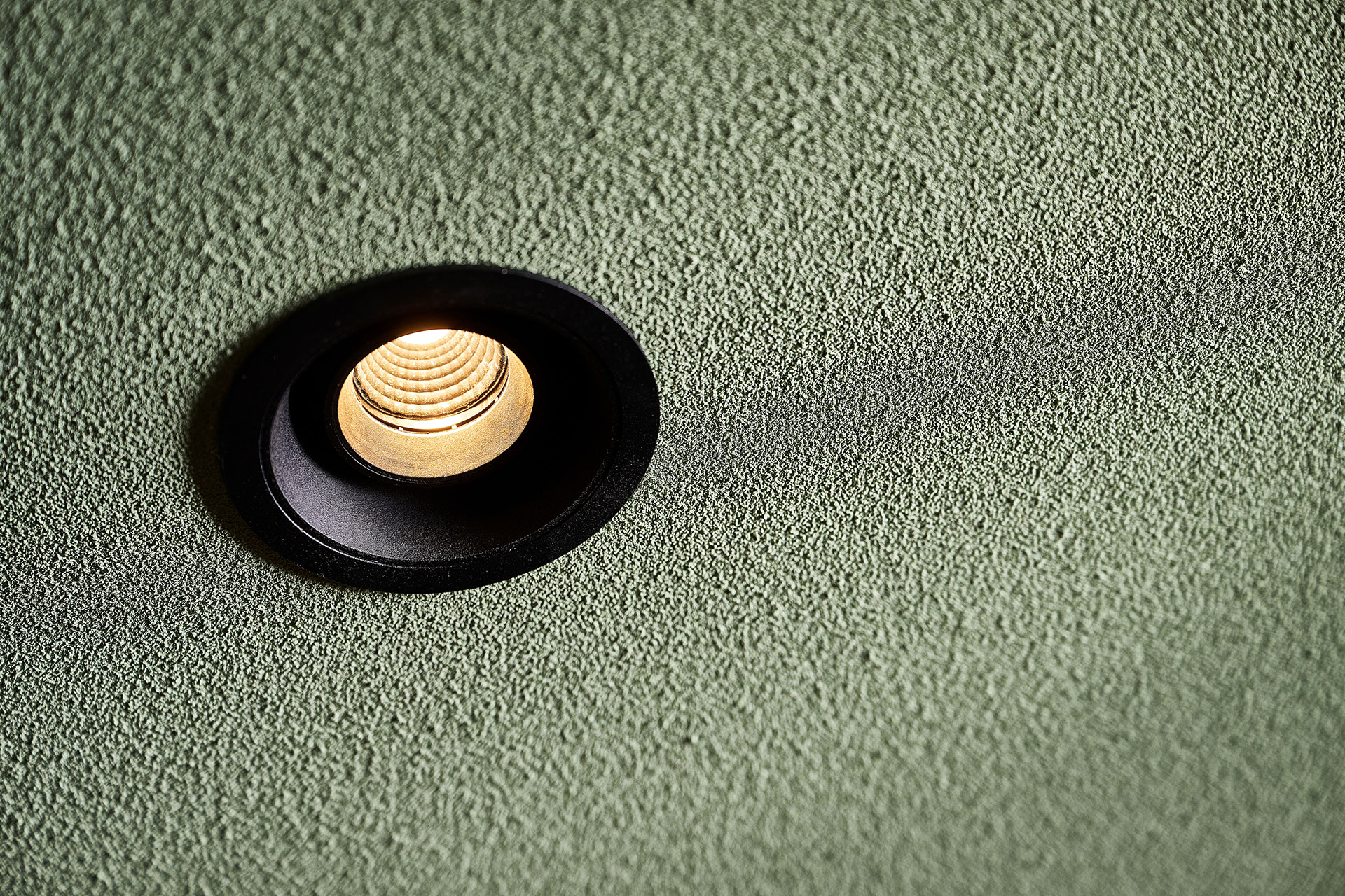 Russt-akoestisch-plafond-detail-spot Detailaanzicht van spot in naadloos akoestisch plafond