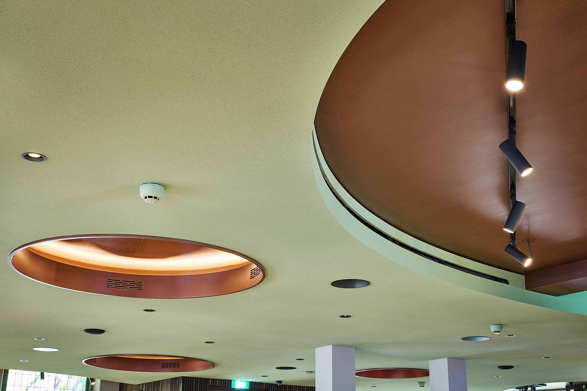 Akoestisch-plafond-horeca-Russt Naadloos akoestisch plafond in horeca