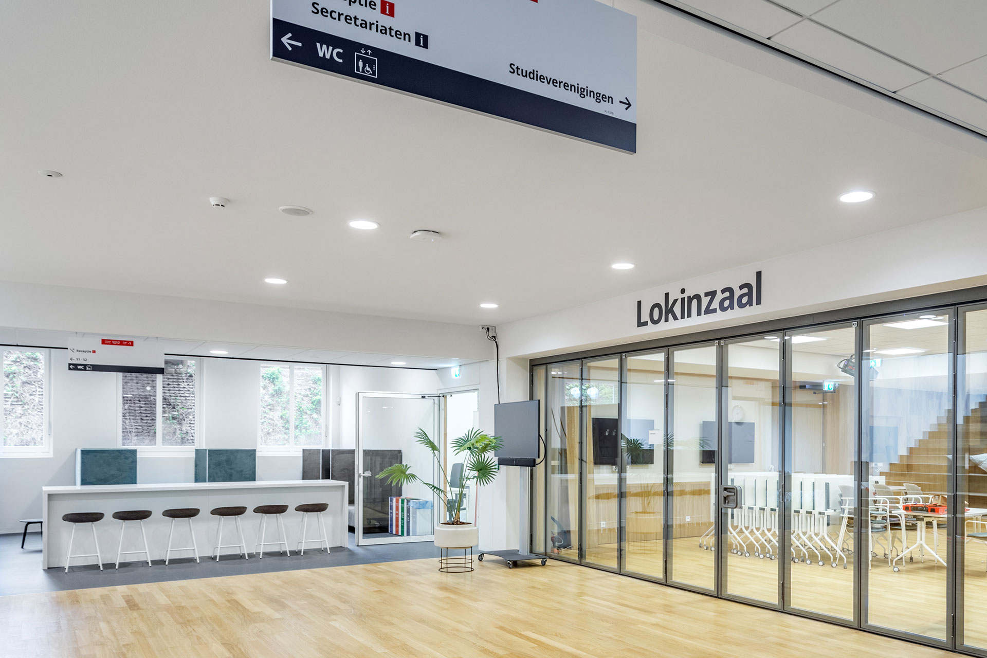 RUG-Russt-naadloos-akoestisch-Lokinzaal Akoestisch plafond in een open ruimte RUG.