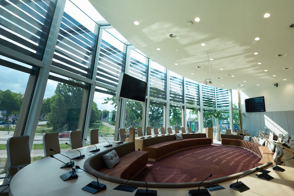 russt-vergaderzaal-akoestiek-verbeteren-arslan-advocaten Akoestisch plafond met ronding - Arslan Advocaten