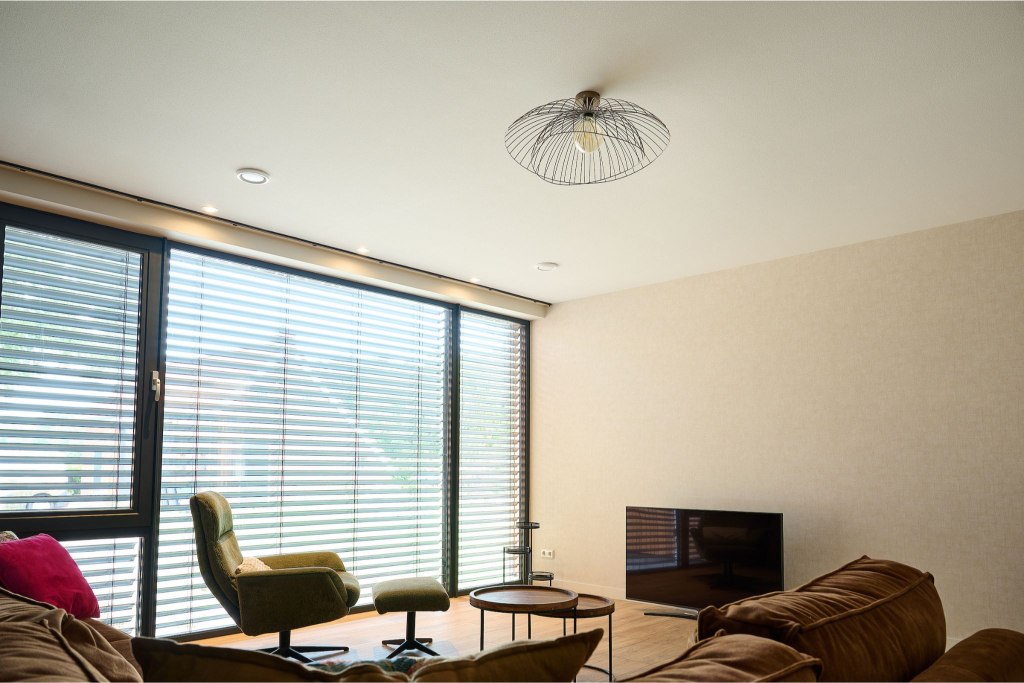 Plafond-Gasselternijveenschemond-woonkamer-raam Plafond Gasselternijveenschemond - Woonkamer raam